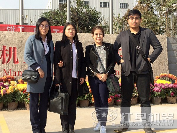 河南500t/h青石破碎生產線客戶合影 河南500t/h青石破碎生產線客戶合影