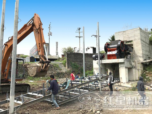 建筑垃圾顎式破碎機工作現(xiàn)場