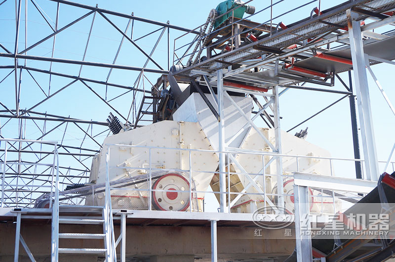 石英砂制砂現(xiàn)場(chǎng) 石英砂制砂現(xiàn)場(chǎng)