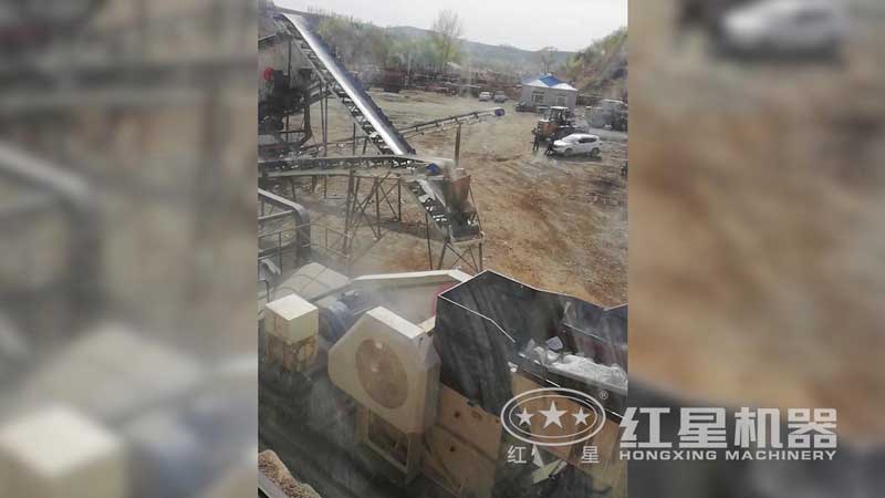 青石移動破碎站現場，出料均勻，運行平穩