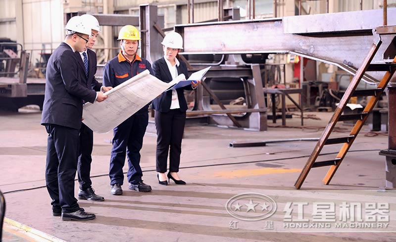 技術人員為客戶介紹不同制沙機的特點，以及價格分析