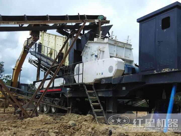 山東反擊式移動破碎站生產(chǎn)現(xiàn)場 山東反擊式移動破碎站生產(chǎn)現(xiàn)場