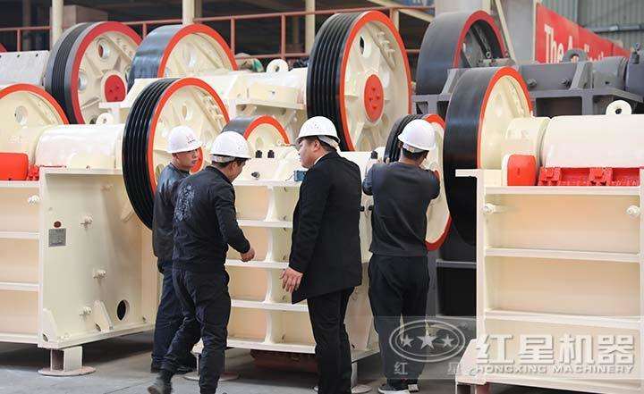 客戶到場參觀，專業技術人員全程講解