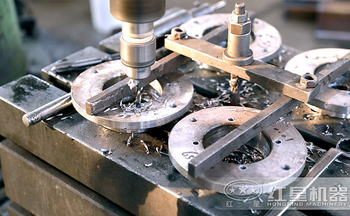 紅星出品，必出精品，匠心工藝打造高品質(zhì)、高性價(jià)比的大中型履帶移動(dòng)破碎一體機(jī) 