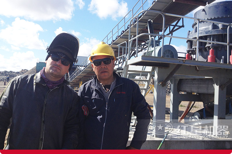 南非時產(chǎn)500噸青石破碎項目現(xiàn)場:與用戶合影