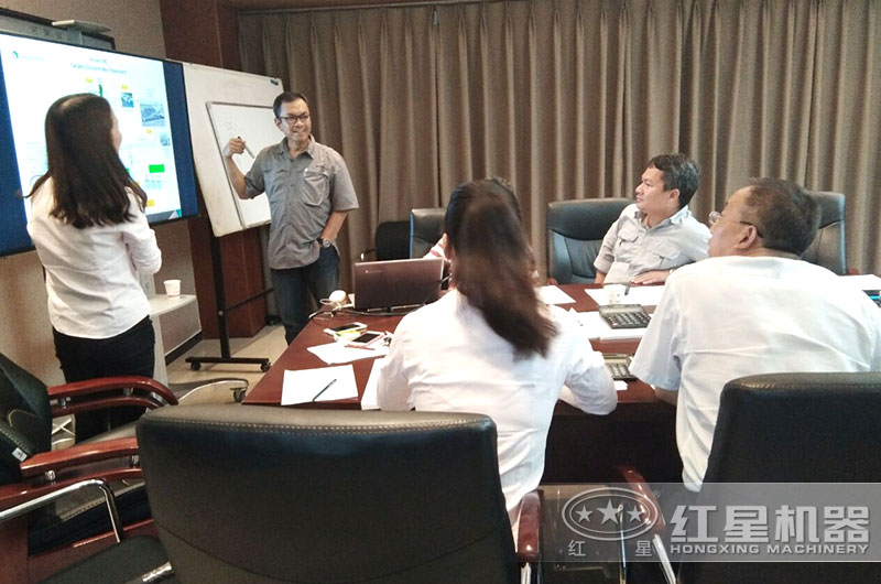 客戶來廠考察，技術團隊量身設計生產方案