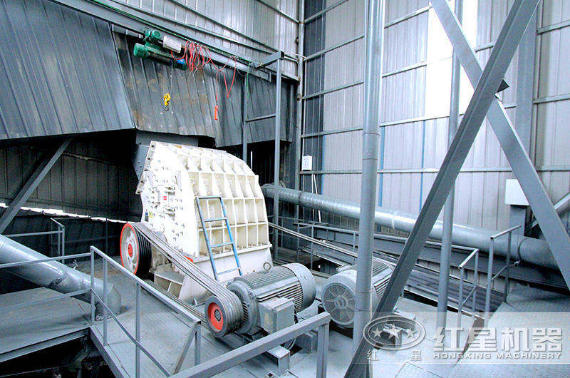 重錘式破碎機(jī)工作現(xiàn)場實拍圖