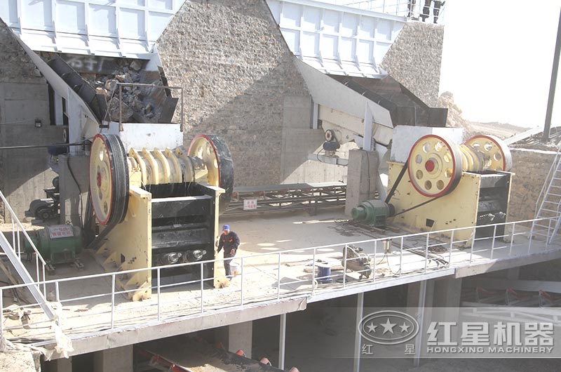 大型石塊破碎機客戶現(xiàn)場 大型石塊破碎機客戶現(xiàn)場