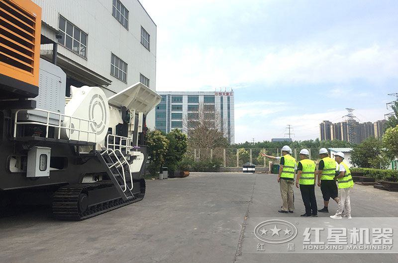 客戶來(lái)廠，經(jīng)理陪同參觀考察