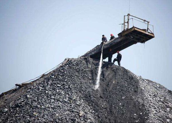 煤矸石加工現(xiàn)場 煤矸石加工現(xiàn)場
