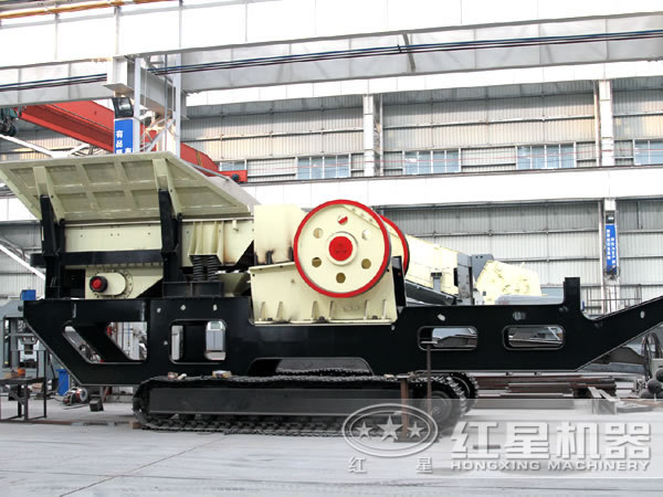 車(chē)頭牽著就跑的鄂破流動(dòng)石子機(jī)