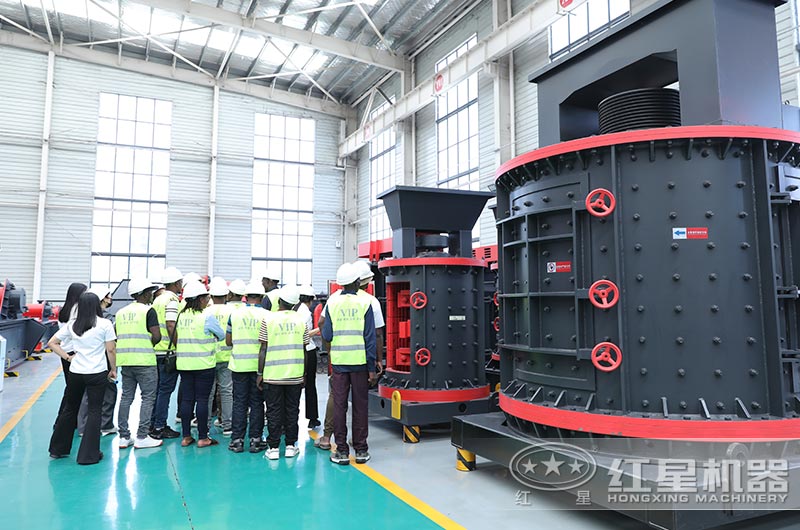 客戶來(lái)廠參觀復(fù)合式破碎機(jī)