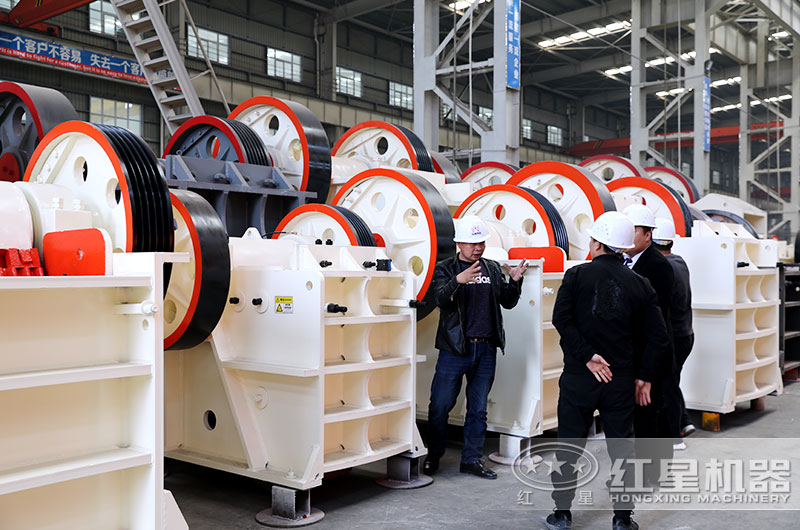 客戶來(lái)廠考察鄂破機(jī)設(shè)備 客戶來(lái)廠考察鄂破機(jī)設(shè)備