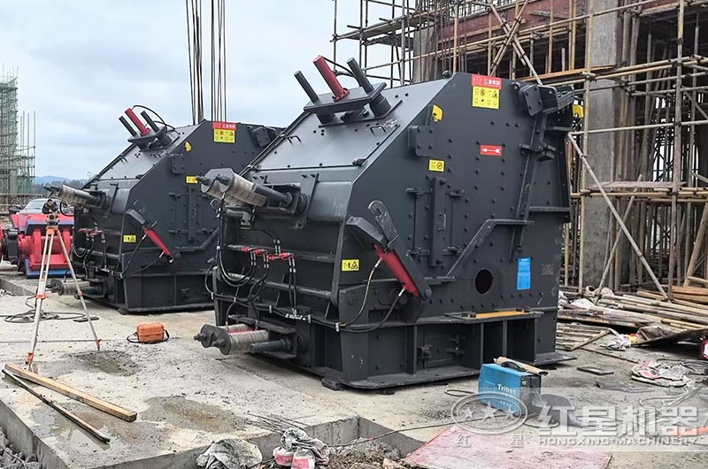 反擊式破碎機(jī)大型現(xiàn)場安裝中 反擊式破碎機(jī)大型現(xiàn)場安裝中